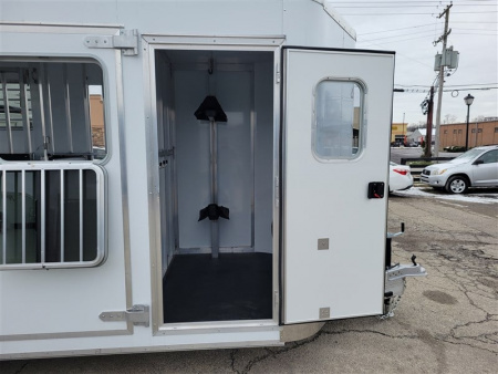 New 2026 Kiefer 2 HORSE STRAIGHT LOAD w/ RAMP Horse Trailer