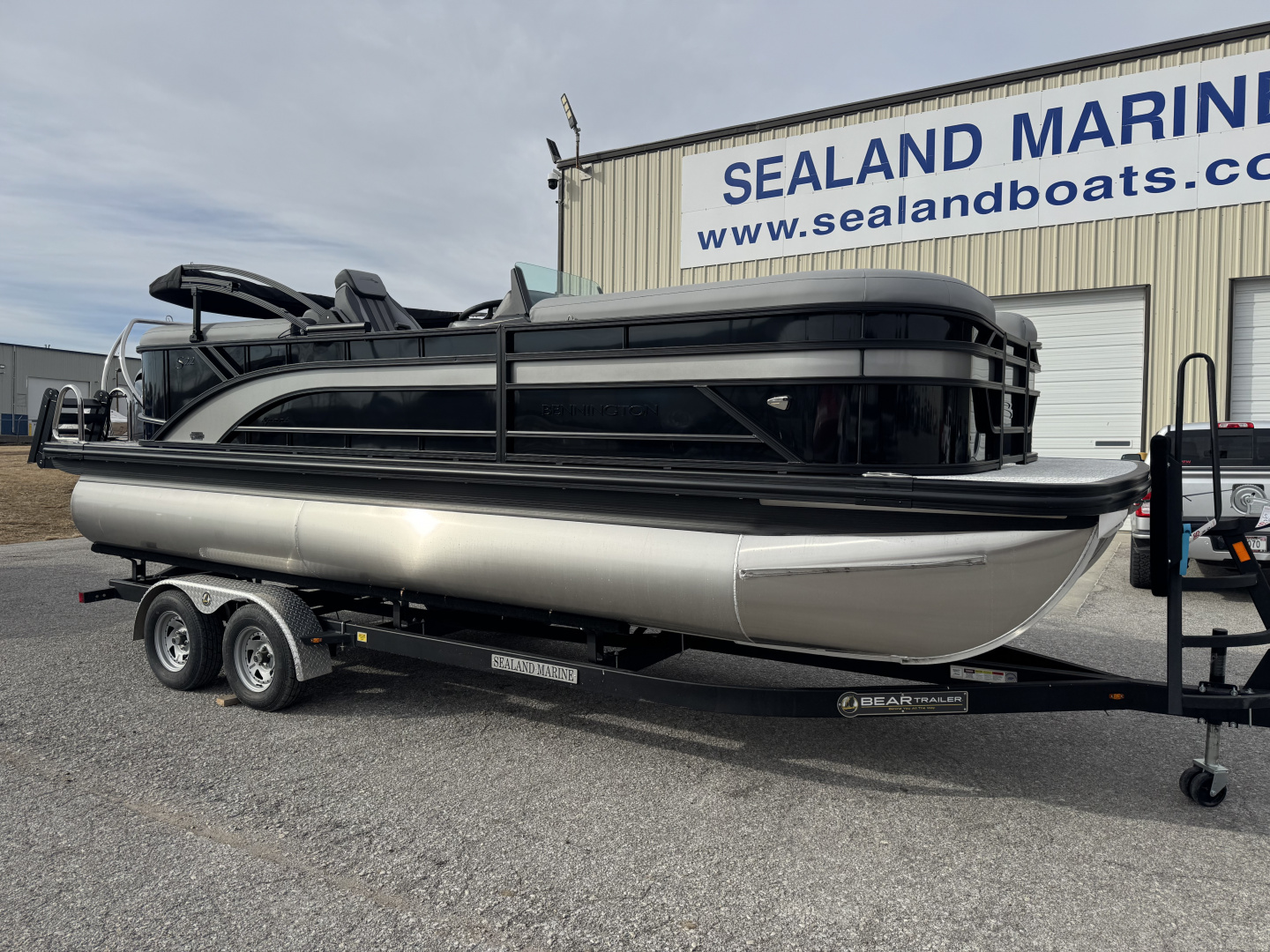 New 2026 Bennington 22 SSR Sport Tri-toon Boat