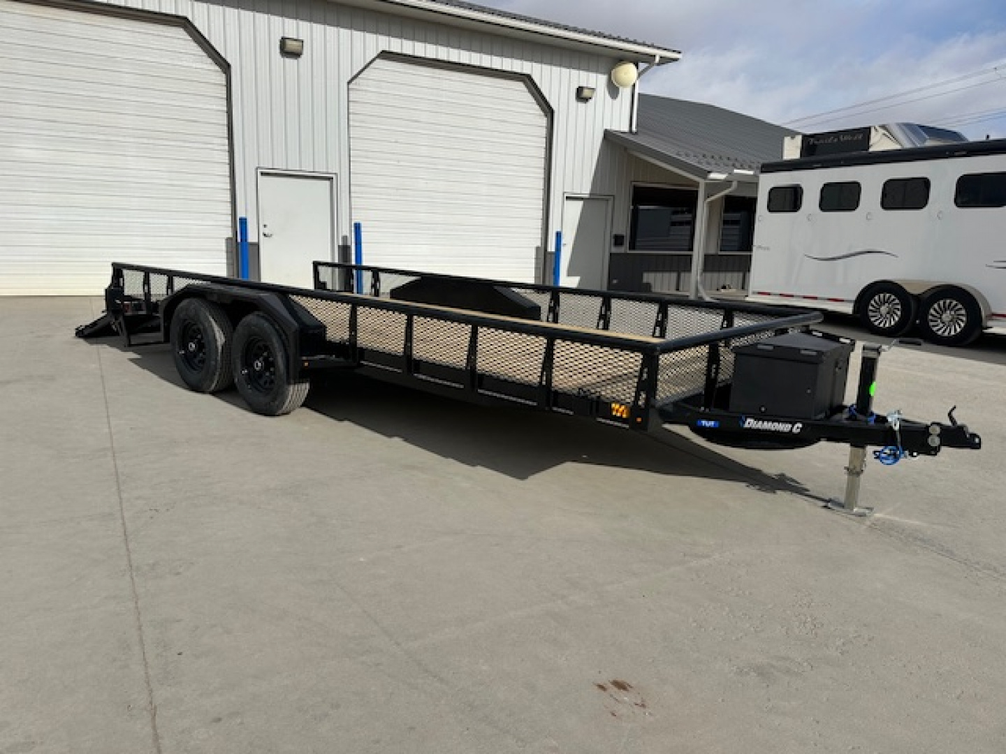 New 2026 Diamond C 18' TUT Flatbed