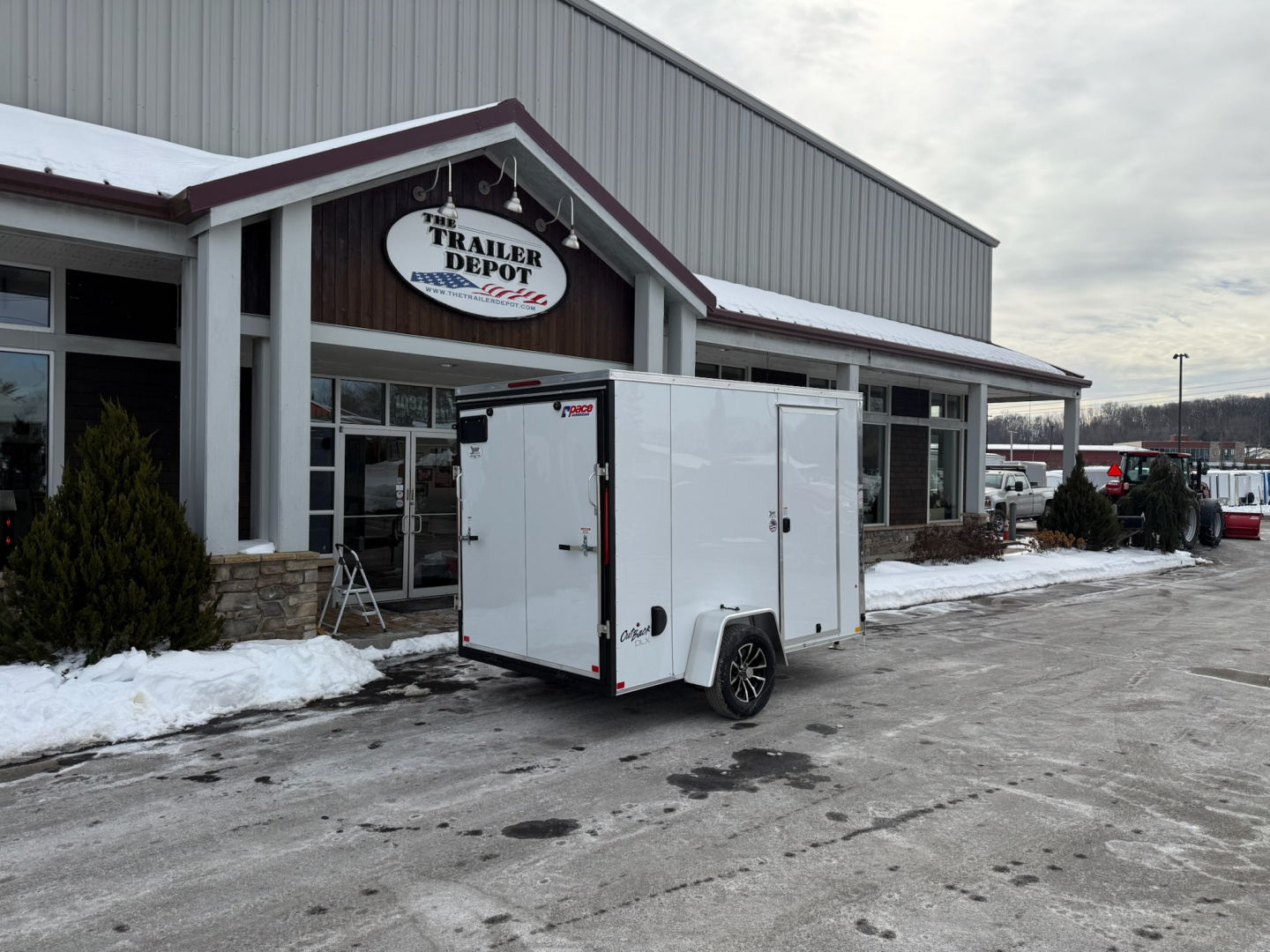 New Pace American 6′ X 10′ + V-NOSE ENCLOSED CARGO TRAILER WITH RAMP DOOR 2.9K