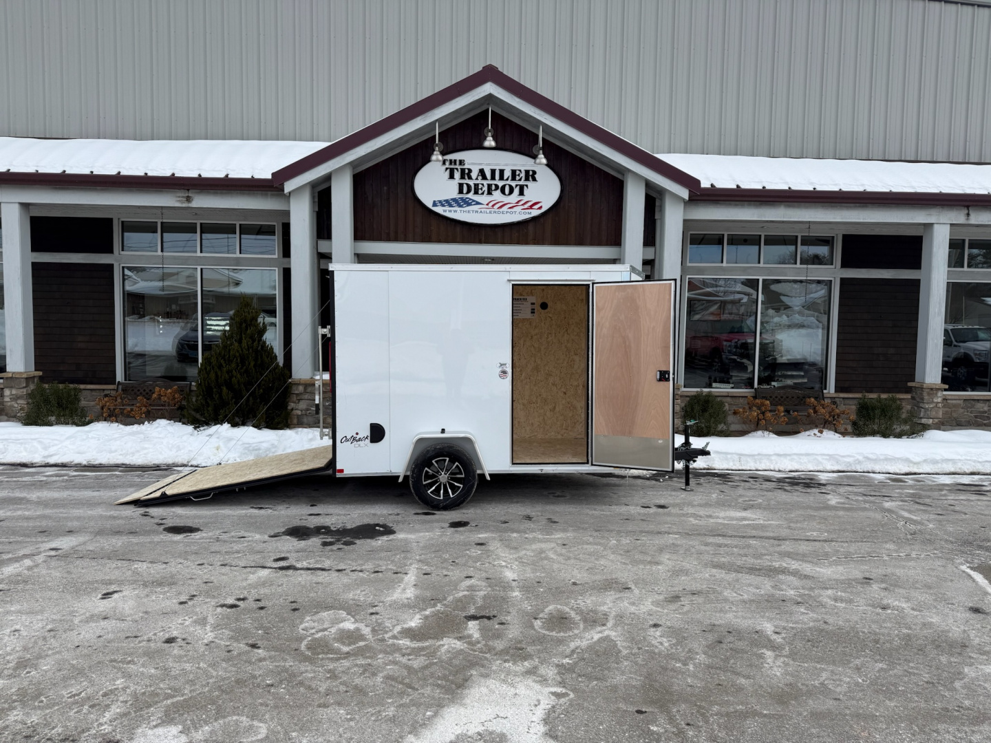 New Pace American 6′ X 10′ + V-NOSE ENCLOSED CARGO TRAILER WITH RAMP DOOR 2.9K