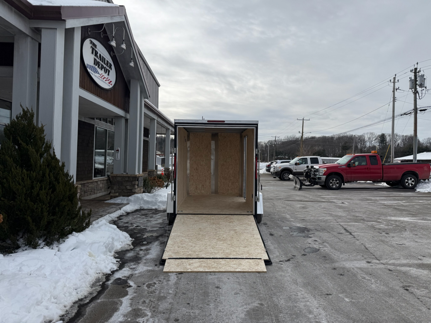 New Pace American 6′ X 10′ + V-NOSE ENCLOSED CARGO TRAILER WITH RAMP DOOR 2.9K