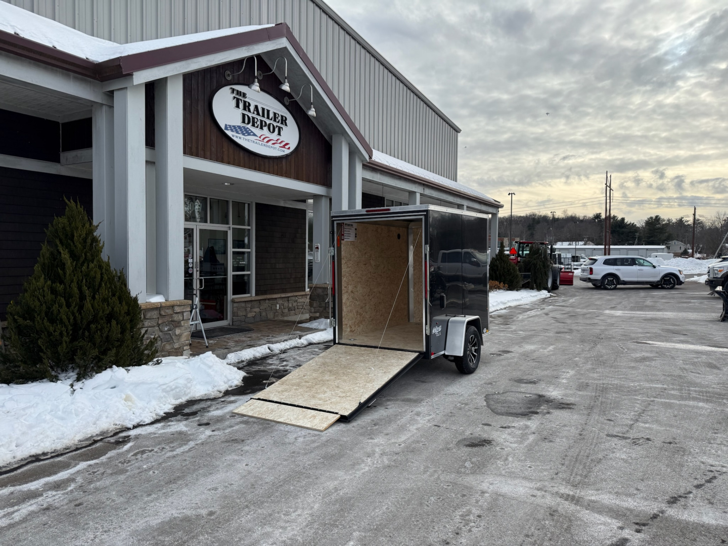 New PACE AMERICAN 5′ X 8′ + V-NOSE ENCLOSED CARGO TRAILER WITH RAMP DOOR 2.9K