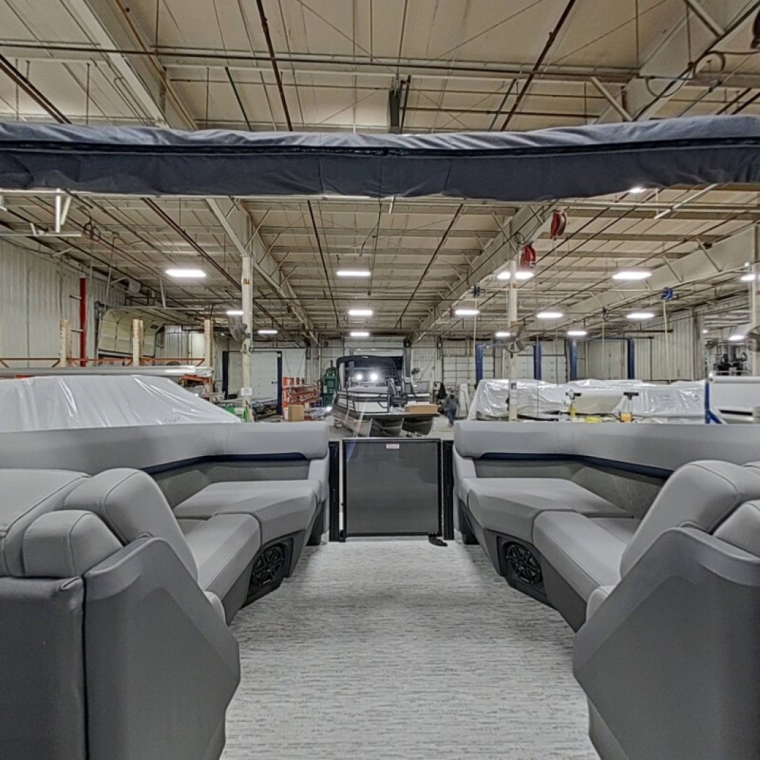 New 2026 Bennington 22' M Series Fastback Tri-toon Boat