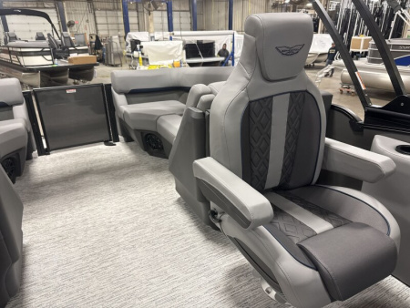 New 2026 Bennington 22' M Series Fastback Tri-toon Boat