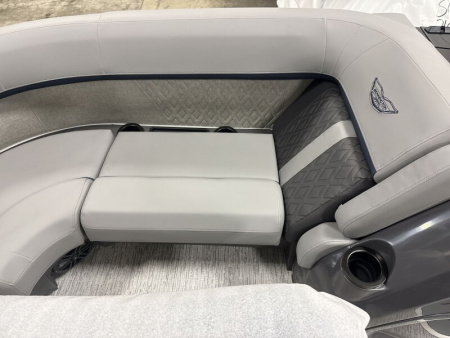 New 2026 Bennington 22' M Series Fastback Tri-toon Boat