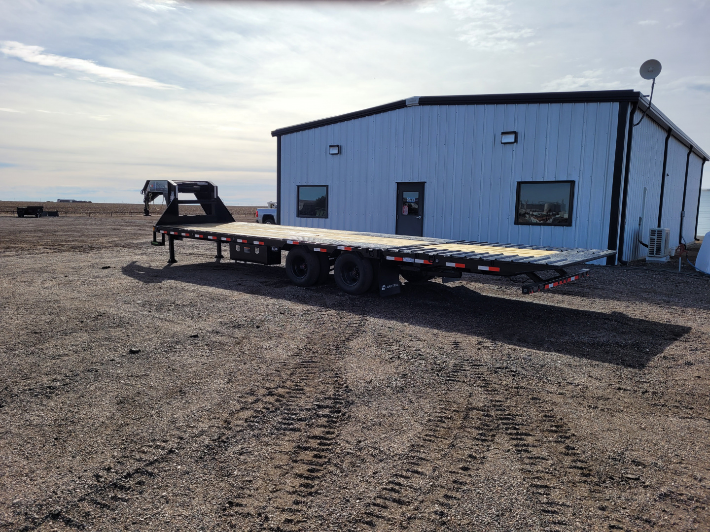 New 2026 Load Trail 102"x32' Gooseneck Hyd Dovetail Trailer