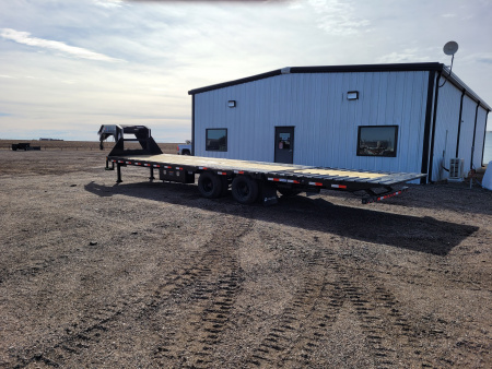 New 2026 Load Trail 102"x32' Gooseneck Hyd Dovetail Trailer