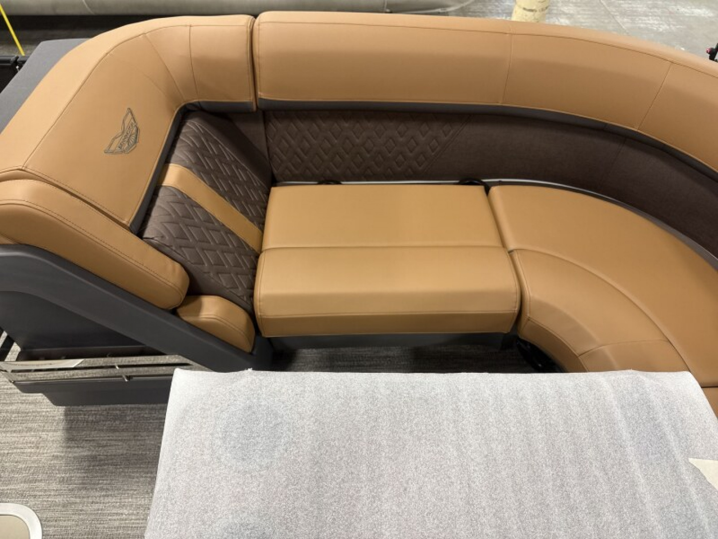 New 2026 Bennington 22' M Series Fastback Tri-toon Boat