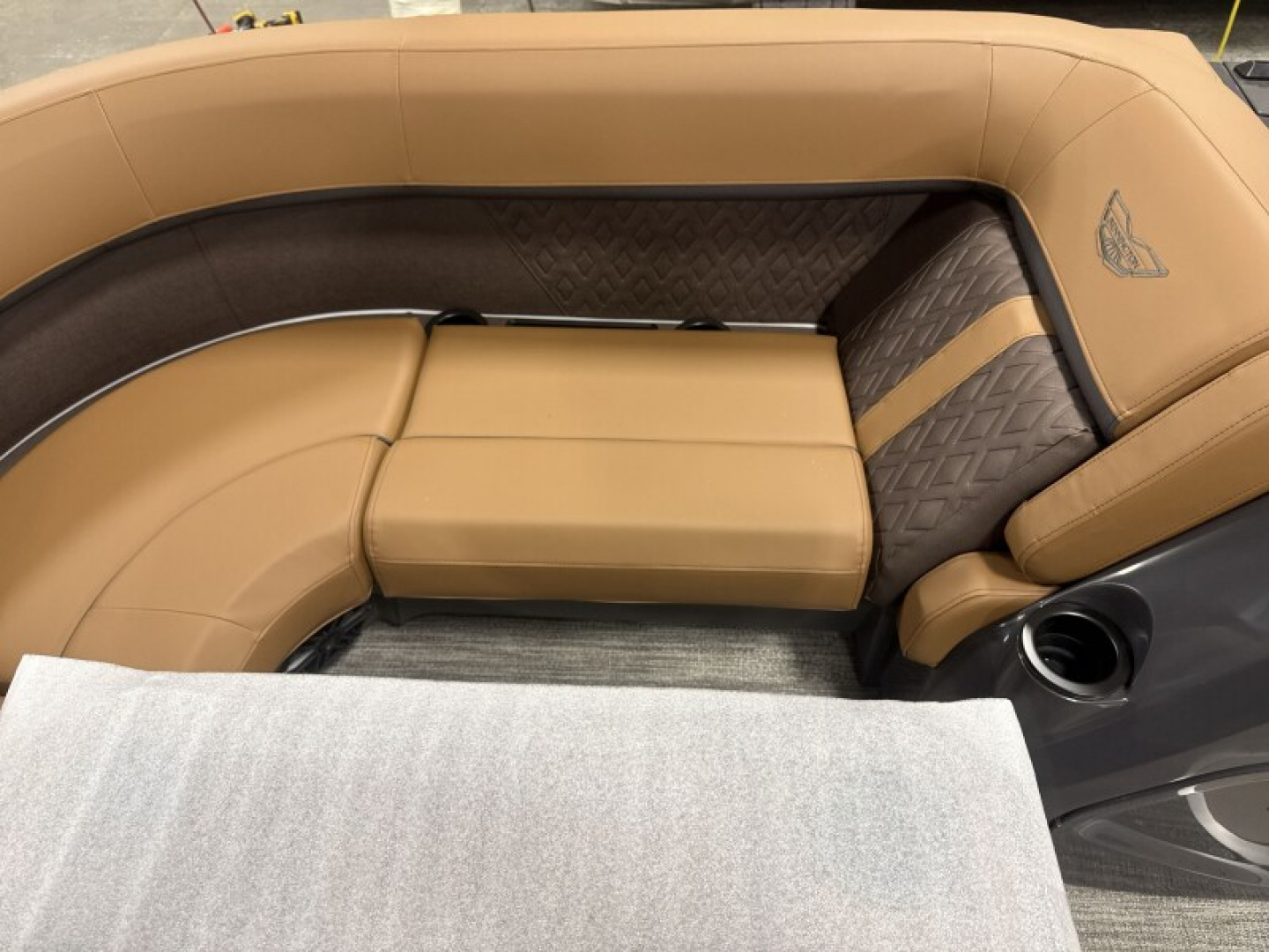 New 2026 Bennington 22' M Series Fastback Tri-toon Boat