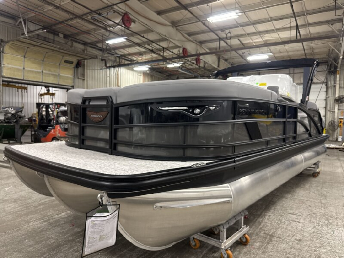 New 2026 Bennington 24' M Series Swingback Tri-toon Boat