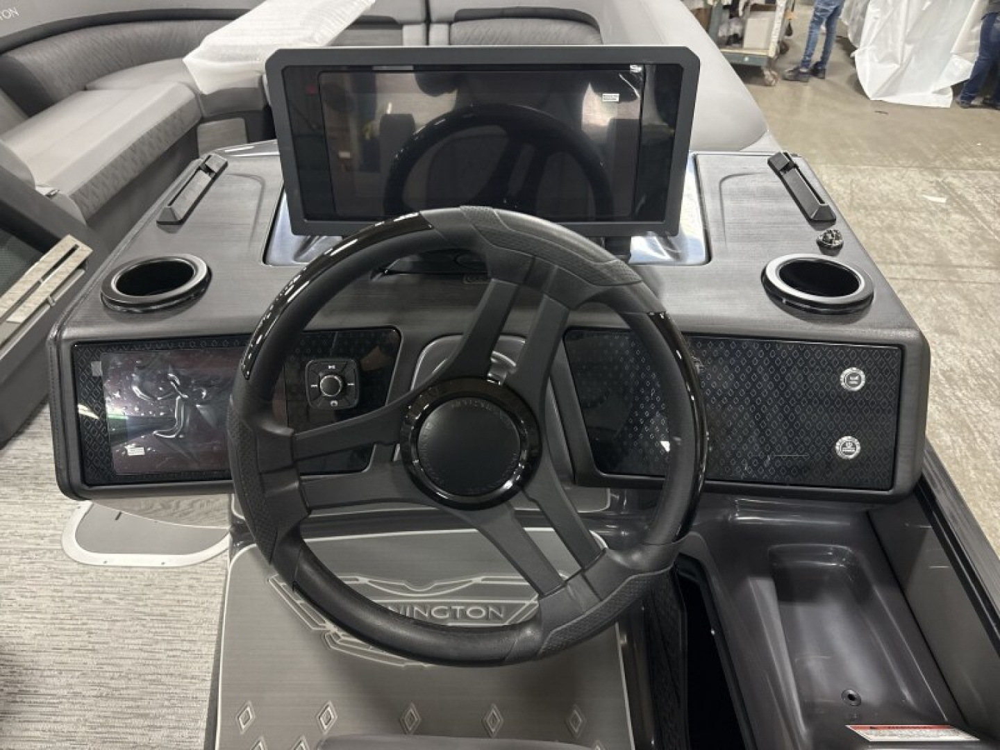 New 2026 Bennington 24' M Series Swingback Tri-toon Boat