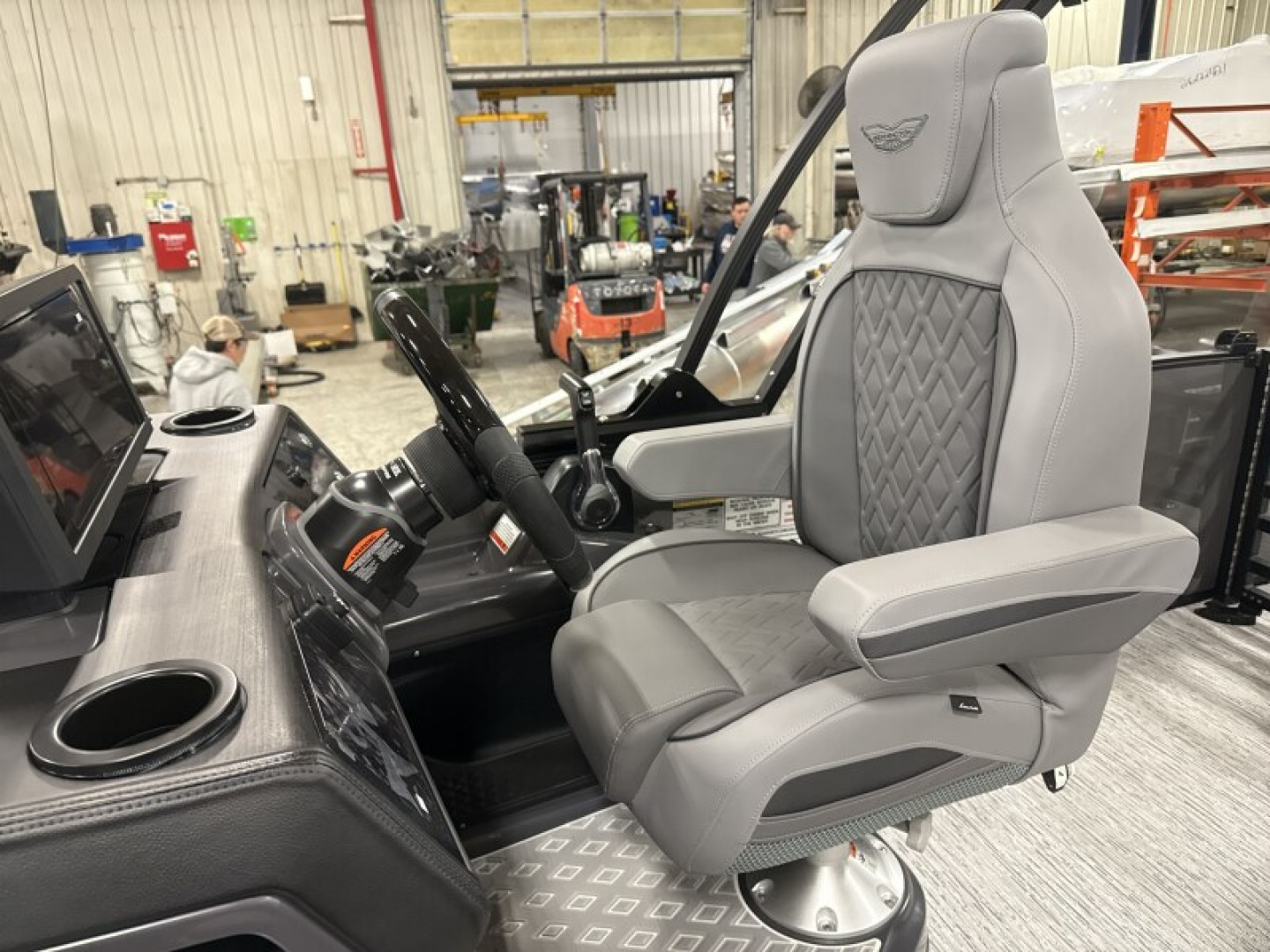 New 2026 Bennington 24' M Series Swingback Tri-toon Boat