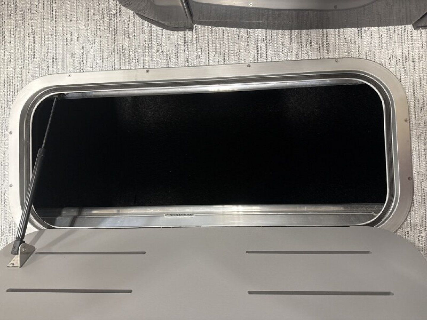 New 2026 Bennington 24' M Series Swingback Tri-toon Boat