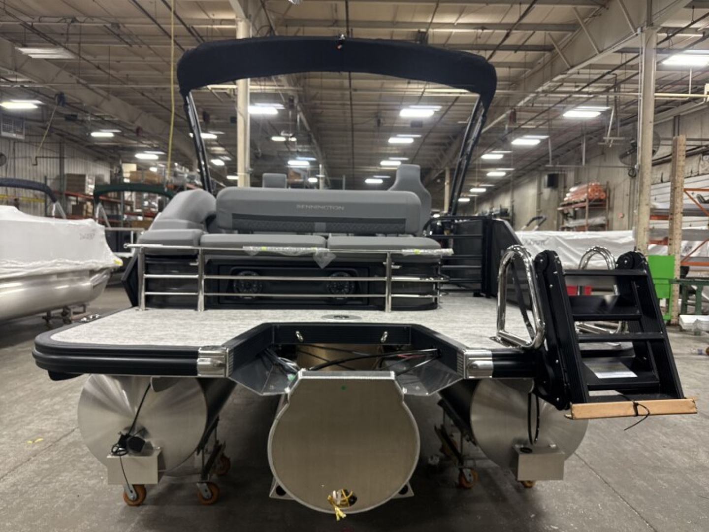 New 2026 Bennington 24' M Series Swingback Tri-toon Boat