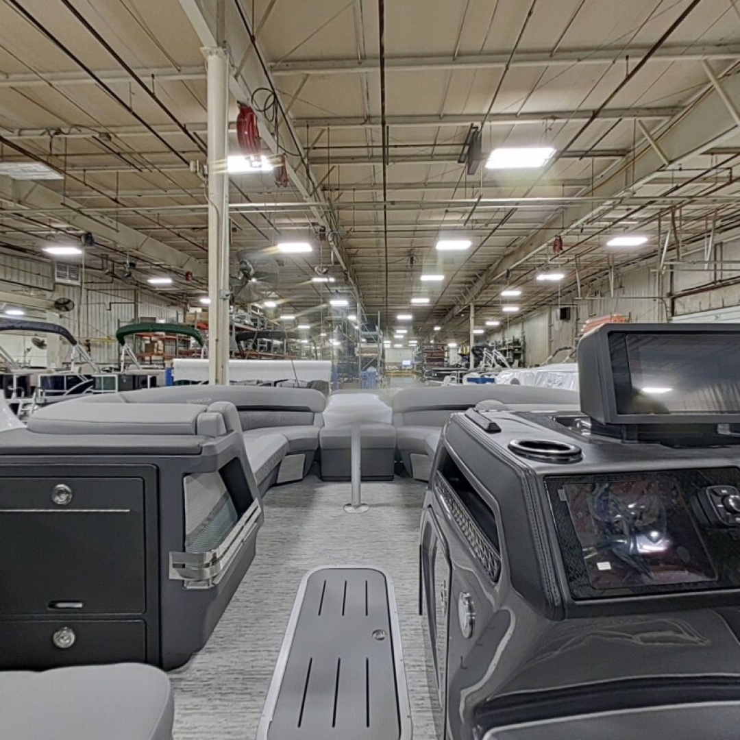 New 2026 Bennington 24' M Series Swingback Tri-toon Boat