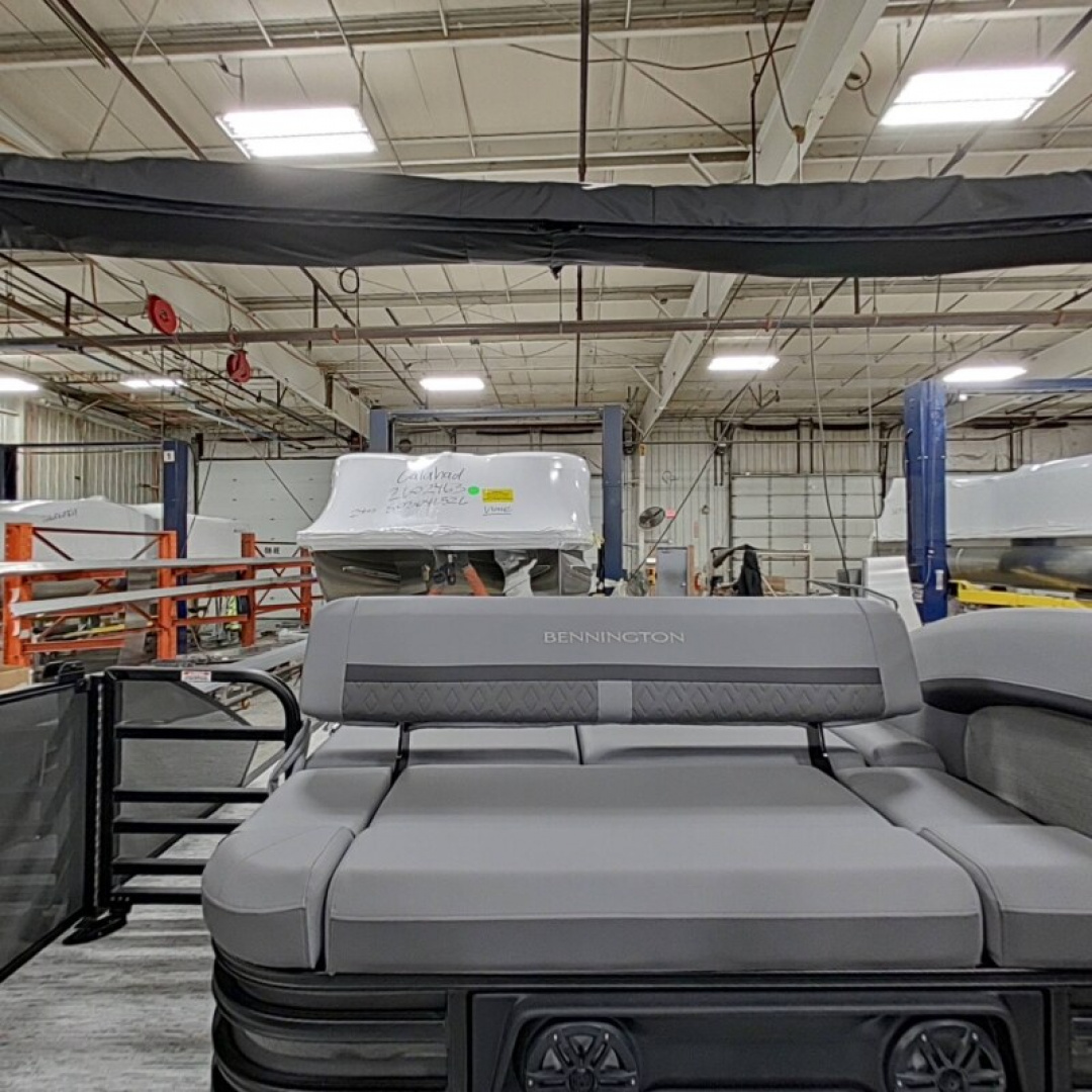 New 2026 Bennington 24' M Series Swingback Tri-toon Boat