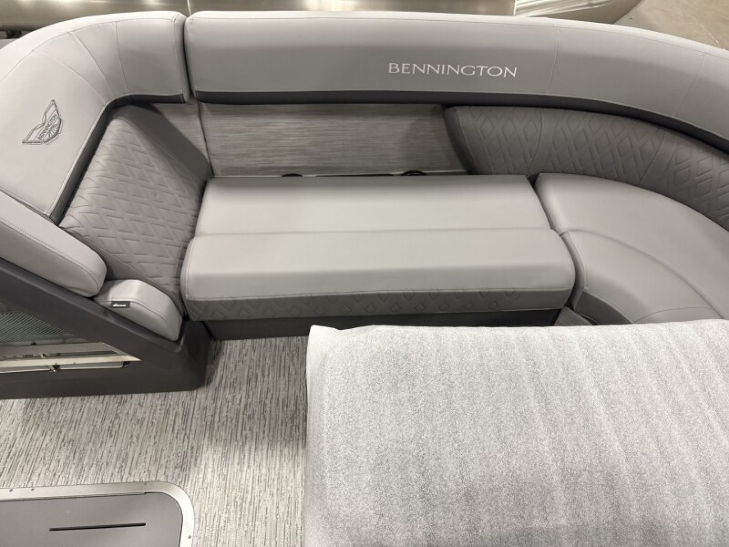 New 2026 Bennington 24' M Series Swingback Tri-toon Boat