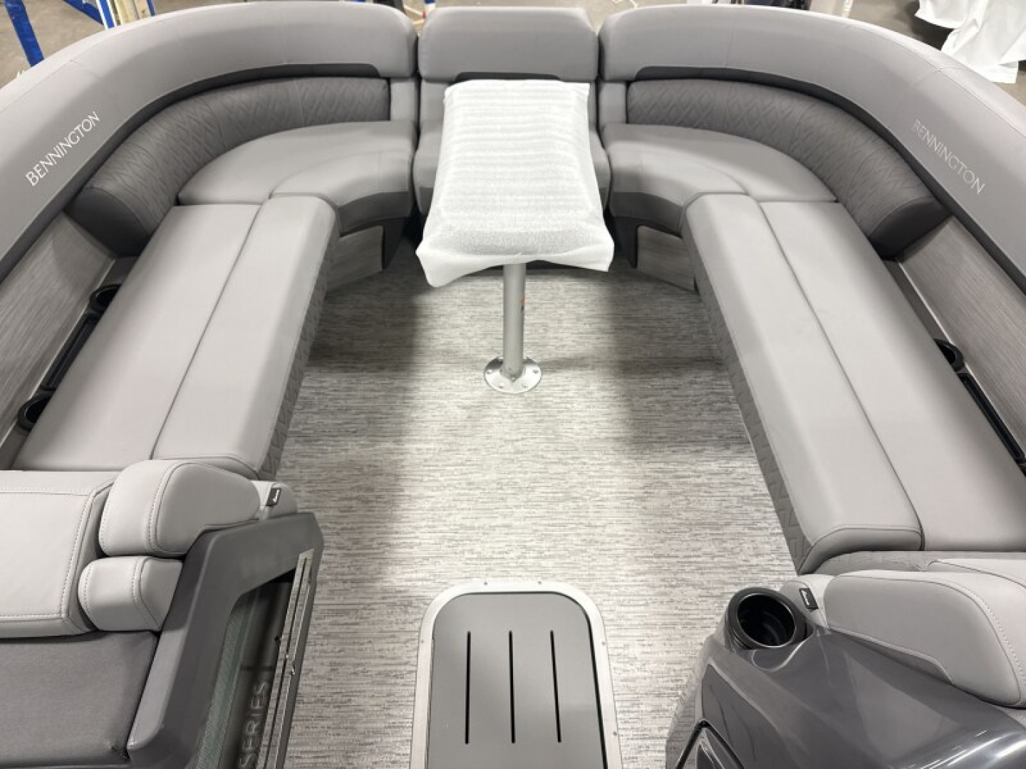 New 2026 Bennington 24' M Series Swingback Tri-toon Boat