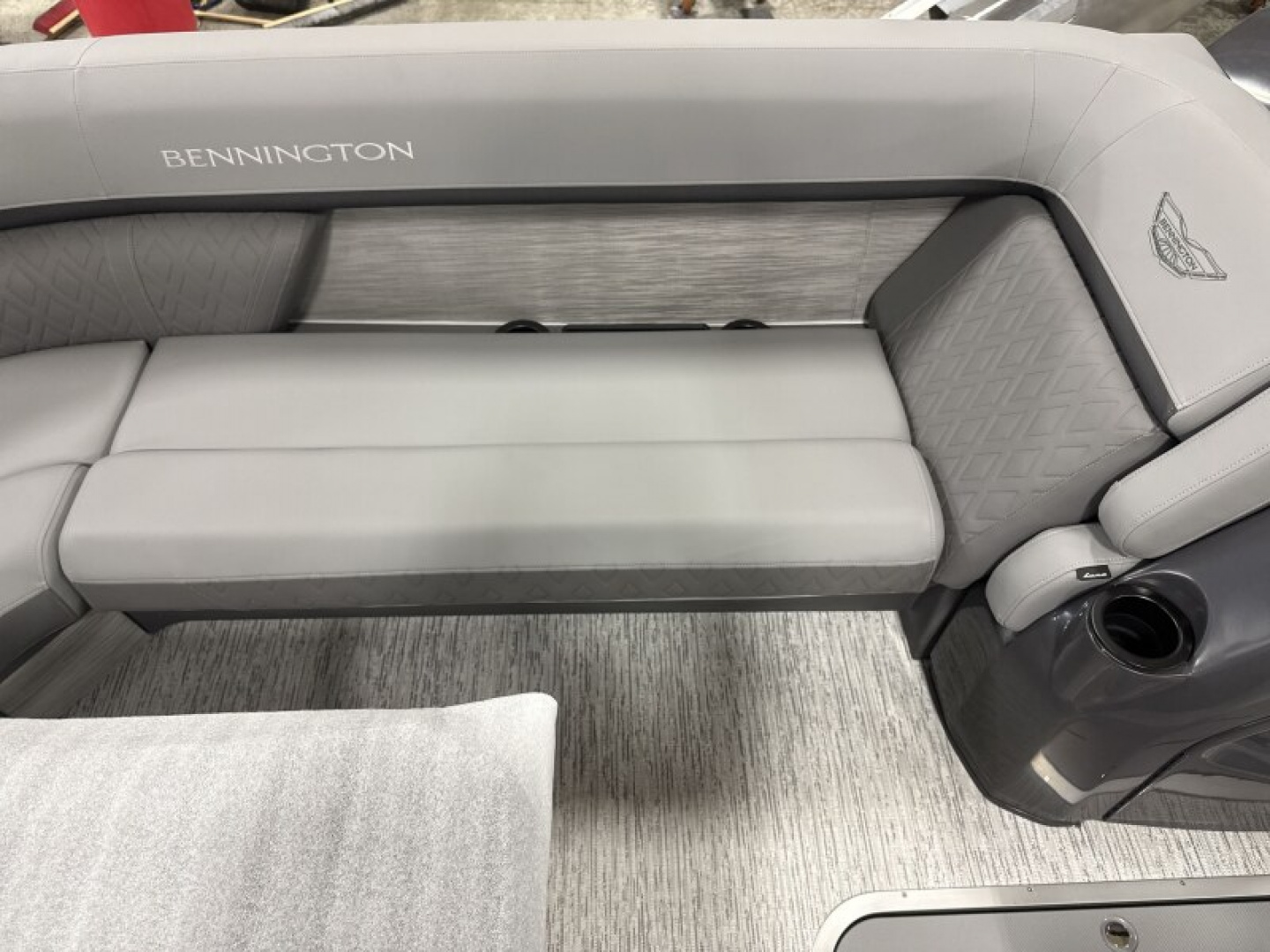 New 2026 Bennington 24' M Series Swingback Tri-toon Boat