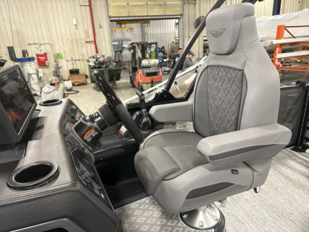 New 2026 Bennington 24' M Series Swingback Tri-toon Boat