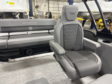 New 2026 Bennington 24' M Series Swingback Tri-toon Boat