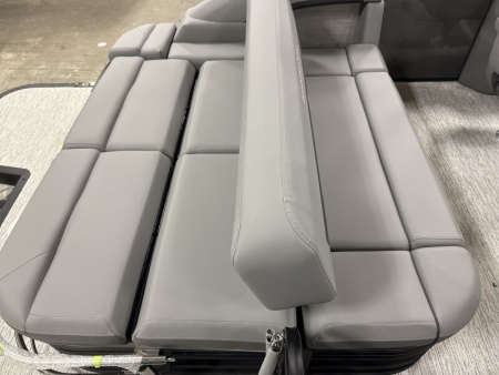 New 2026 Bennington 24' M Series Swingback Tri-toon Boat