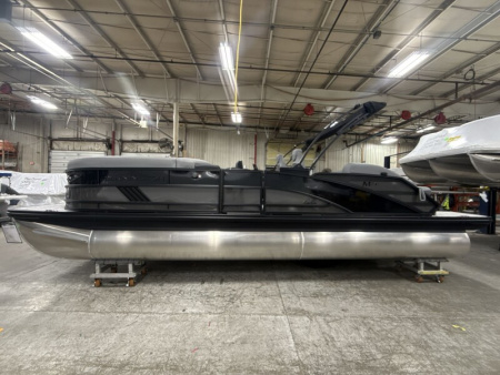 New 2026 Bennington 24' M Series Swingback Tri-toon Boat