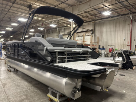 New 2026 Bennington 24' M Series Swingback Tri-toon Boat