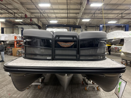 New 2026 Bennington 24' M Series Swingback Tri-toon Boat