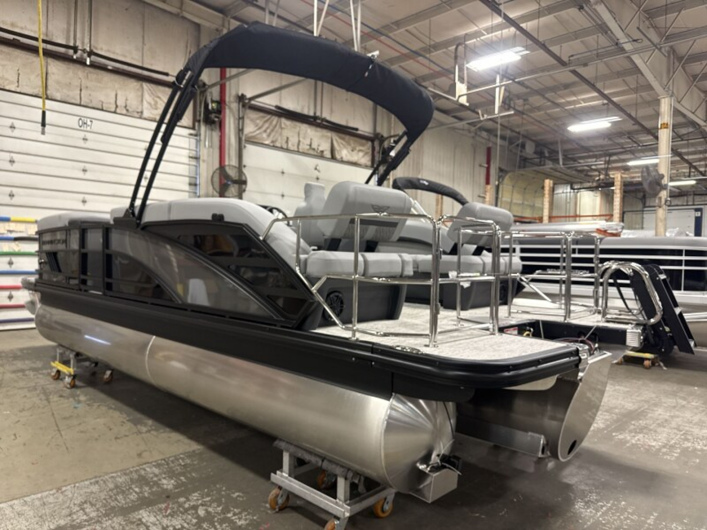 New 2026 Bennington 23' M Series Stern Lounge Tri-toon Boat