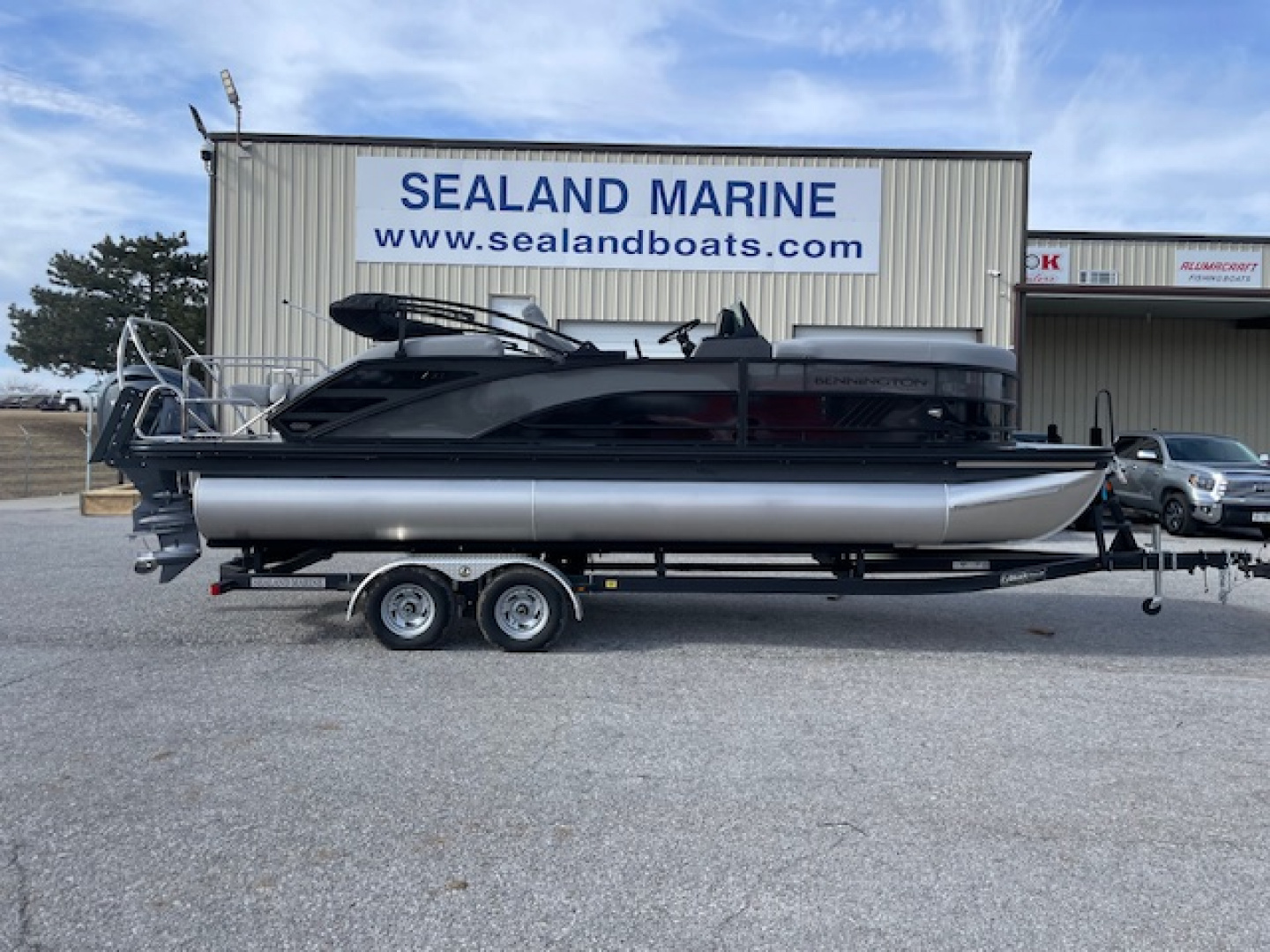 New 2026 Bennington 23' M Series Stern Lounge Tri-toon Boat