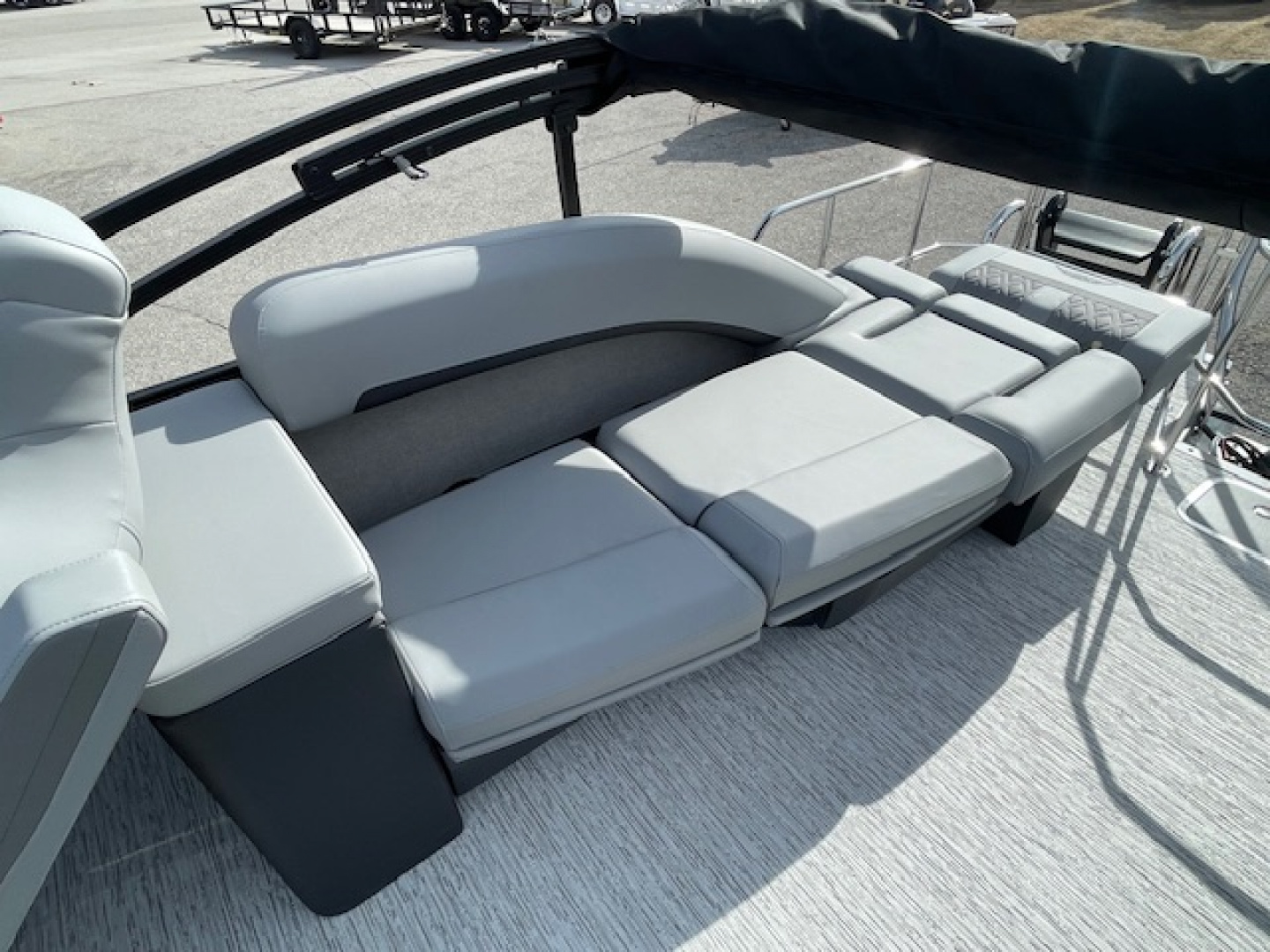 New 2026 Bennington 23' M Series Stern Lounge Tri-toon Boat