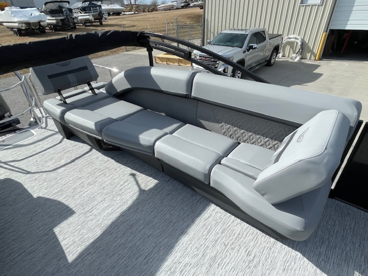 New 2026 Bennington 23' M Series Stern Lounge Tri-toon Boat