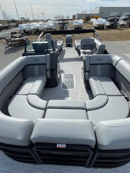 New 2026 Bennington 23' M Series Stern Lounge Tri-toon Boat