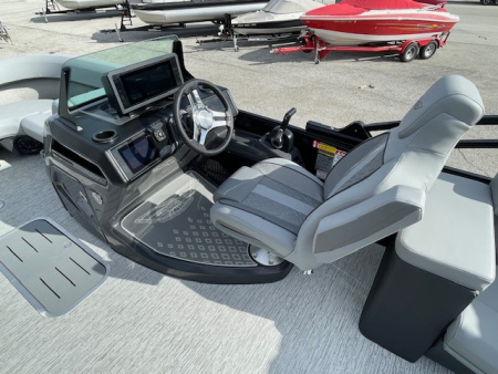 New 2026 Bennington 23' M Series Stern Lounge Tri-toon Boat