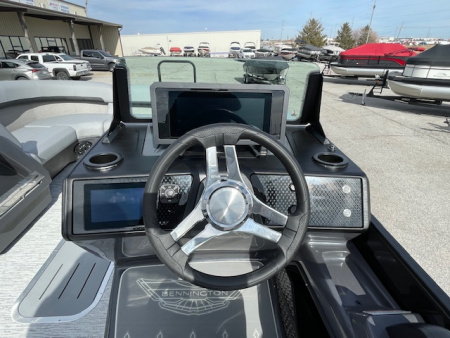 New 2026 Bennington 23' M Series Stern Lounge Tri-toon Boat