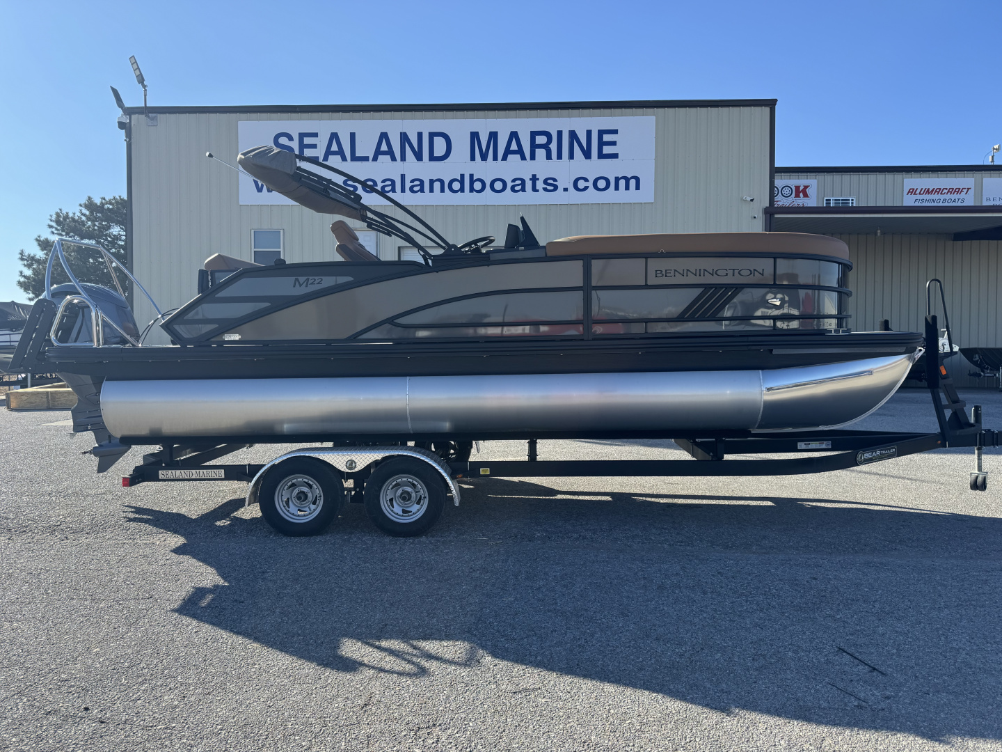 New 2026 Bennington 22' M Series Cruise Tri-toon Boat