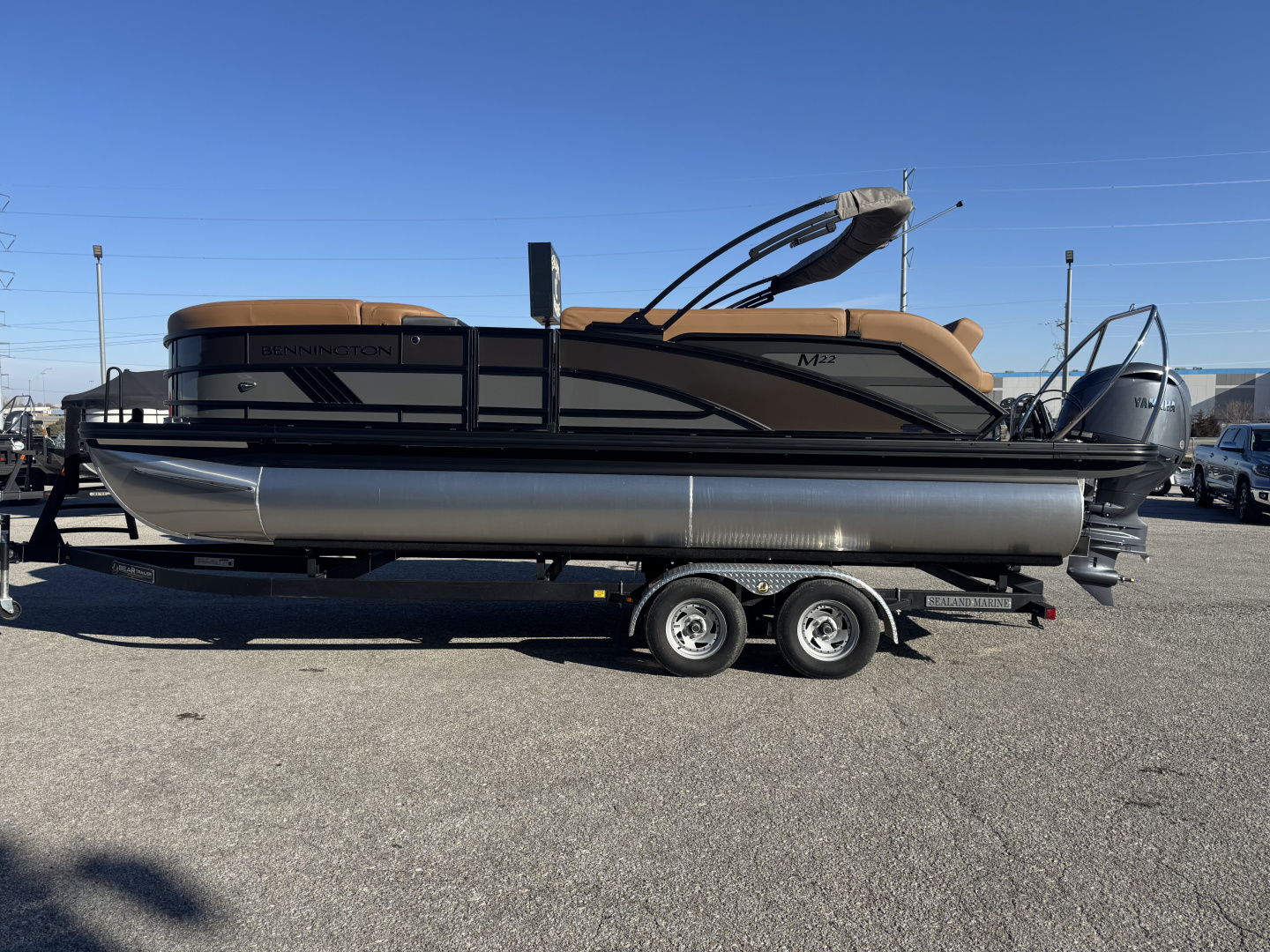 New 2026 Bennington 22' M Series Cruise Tri-toon Boat