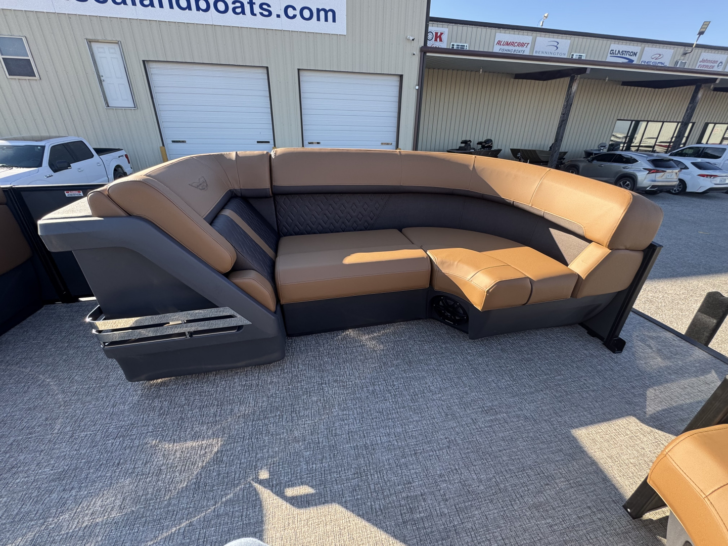 New 2026 Bennington 22' M Series Cruise Tri-toon Boat