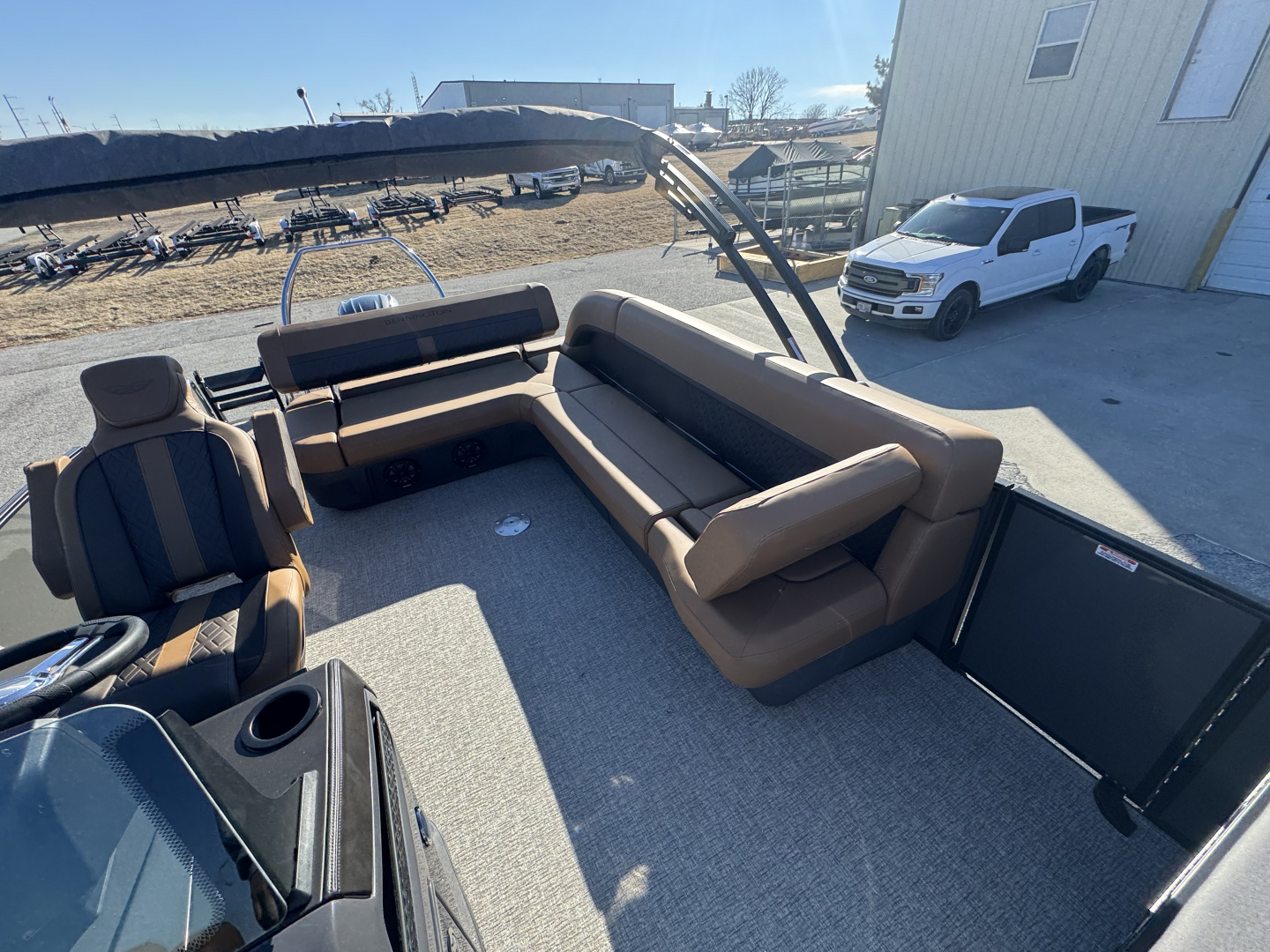 New 2026 Bennington 22' M Series Cruise Tri-toon Boat