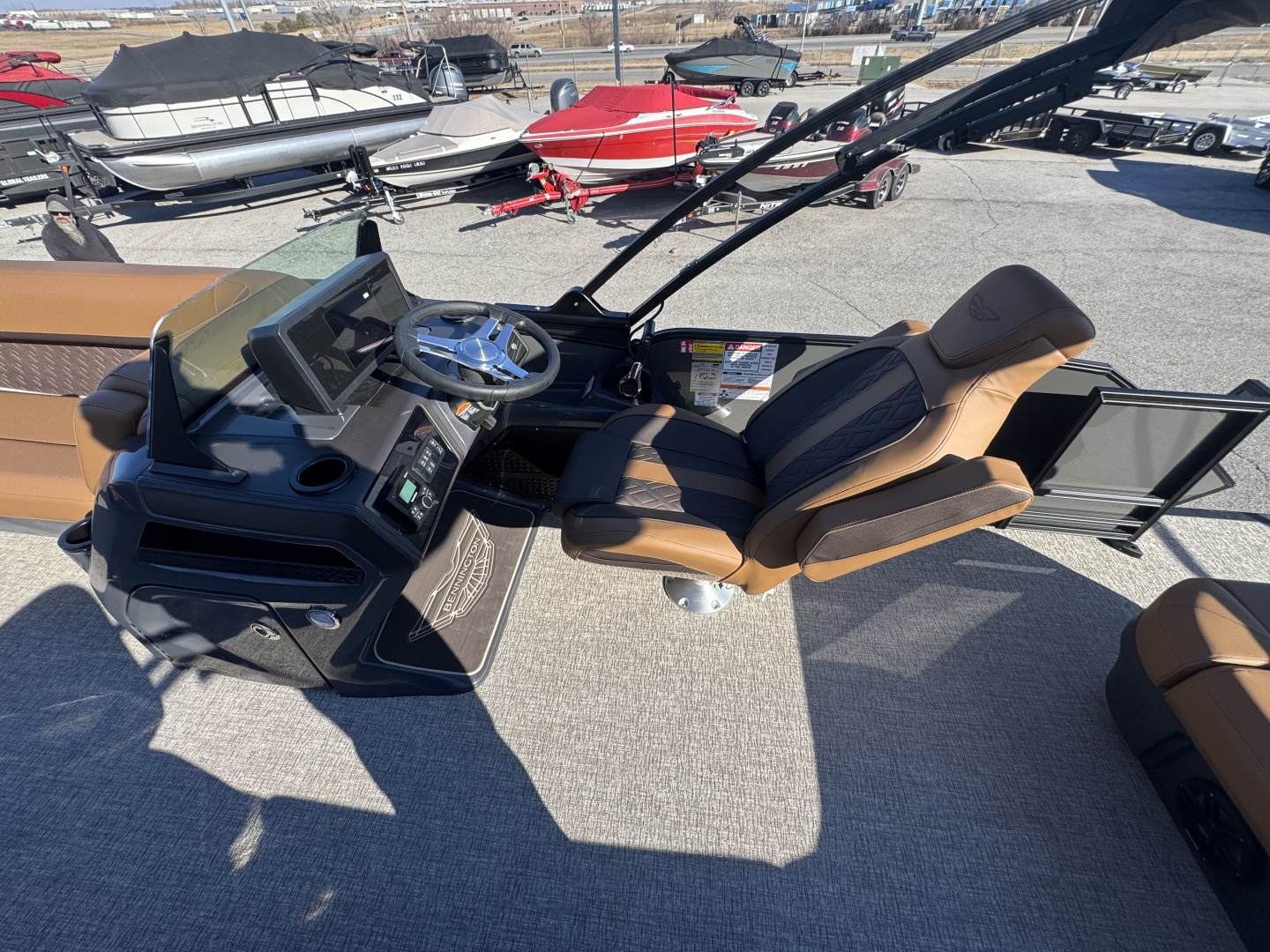 New 2026 Bennington 22' M Series Cruise Tri-toon Boat