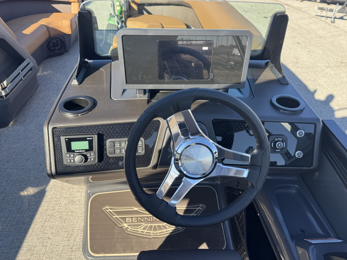 New 2026 Bennington 22' M Series Cruise Tri-toon Boat