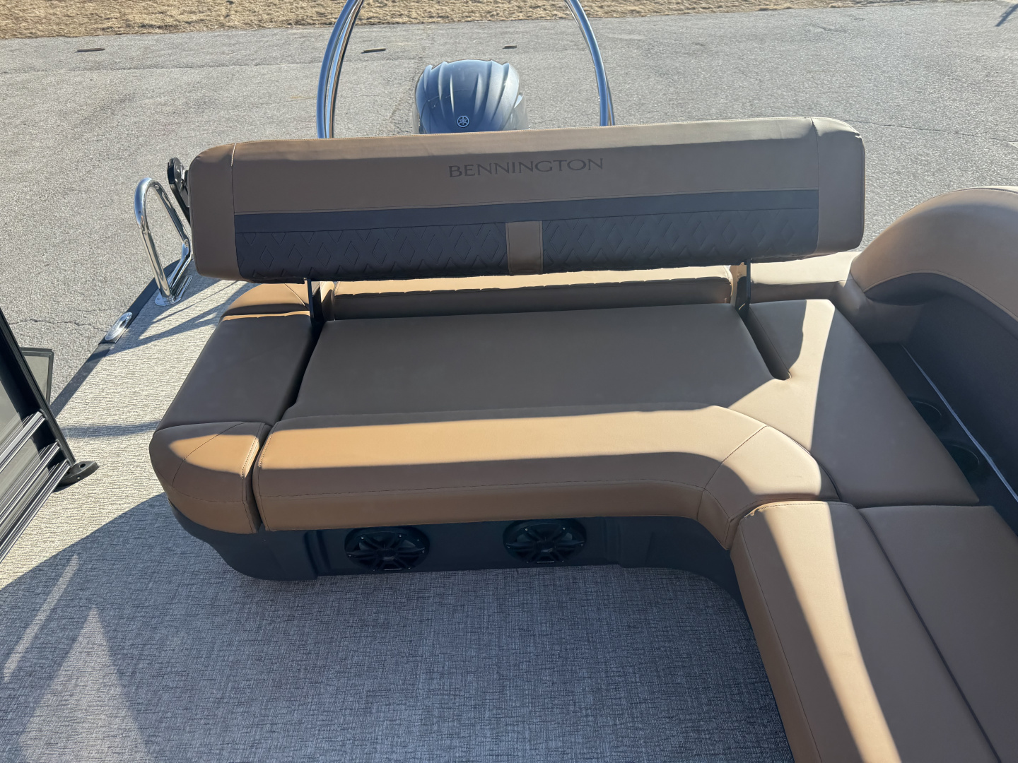 New 2026 Bennington 22' M Series Cruise Tri-toon Boat