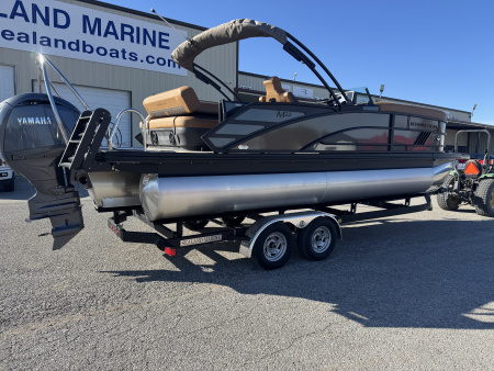 New 2026 Bennington 22' M Series Cruise Tri-toon Boat