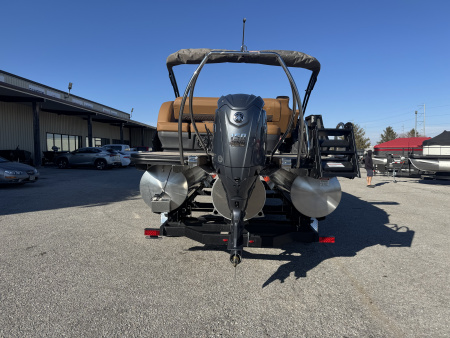 New 2026 Bennington 22' M Series Cruise Tri-toon Boat