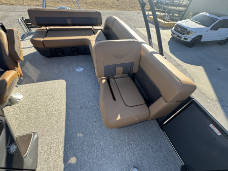 New 2026 Bennington 22' M Series Cruise Tri-toon Boat