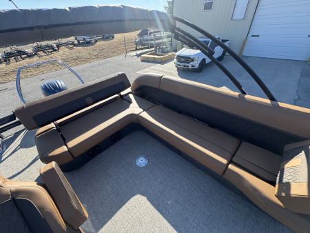 New 2026 Bennington 22' M Series Cruise Tri-toon Boat