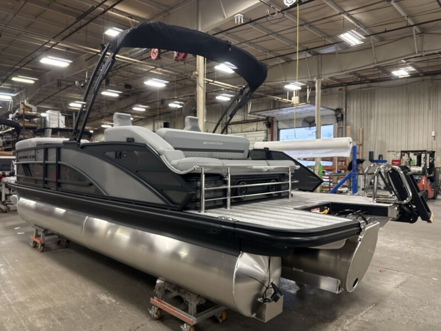 New 2026 Bennington 22' M Series Swingback Tri-toon Boat