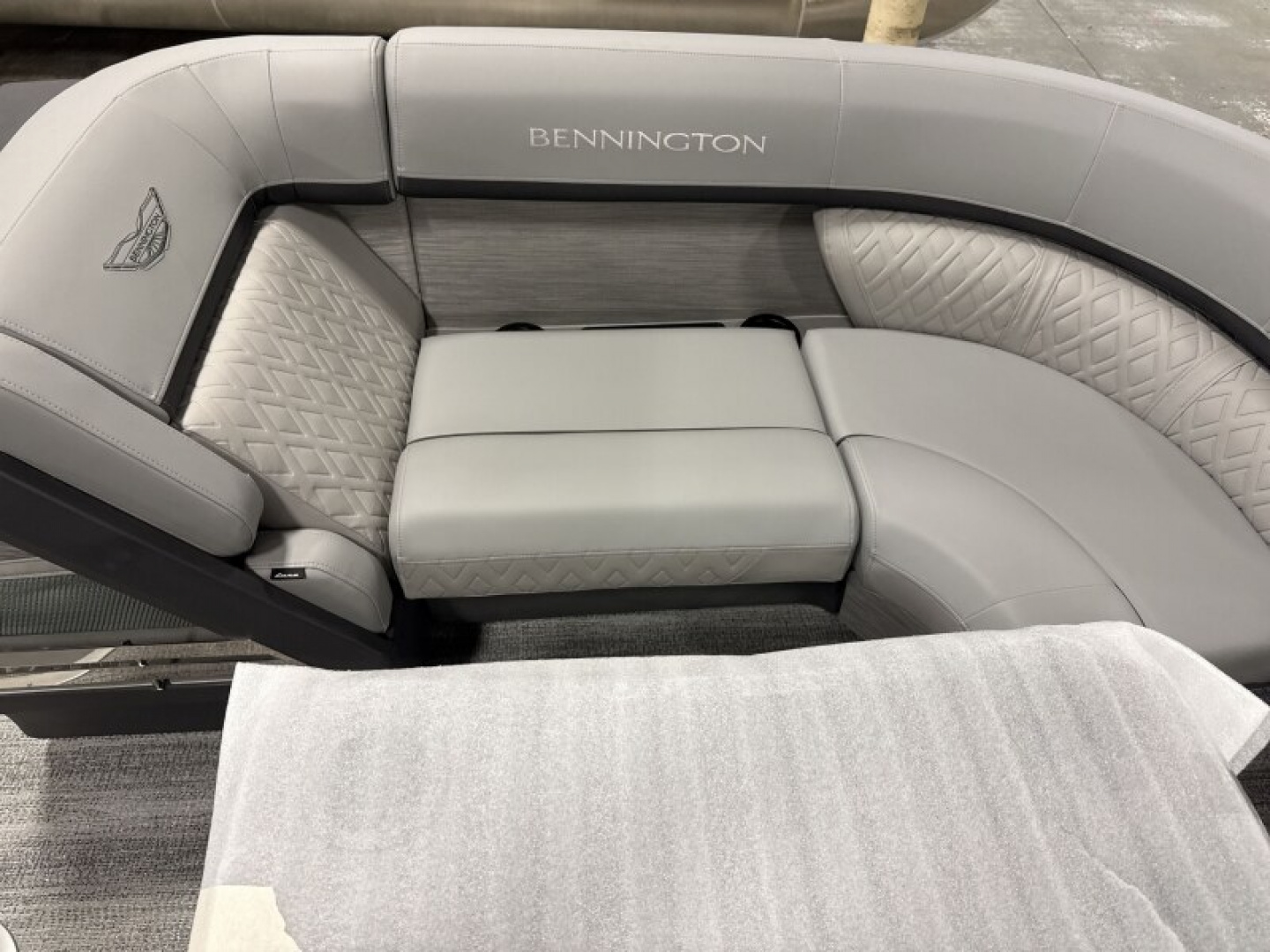 New 2026 Bennington 22' M Series Swingback Tri-toon Boat